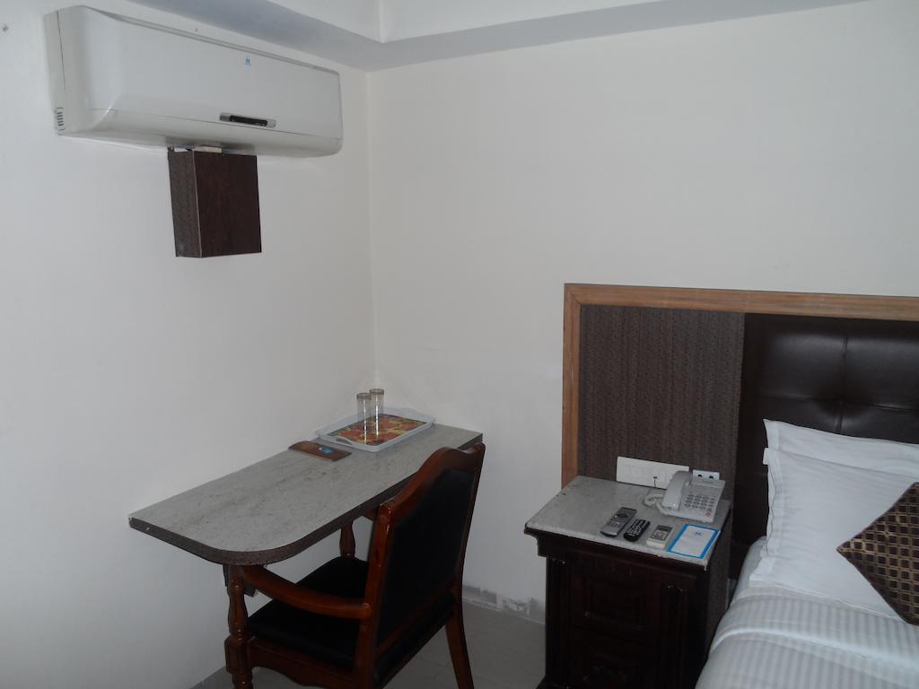Capital O Hotel Central Park Near Birla Mandir Hyderabad Exterior photo