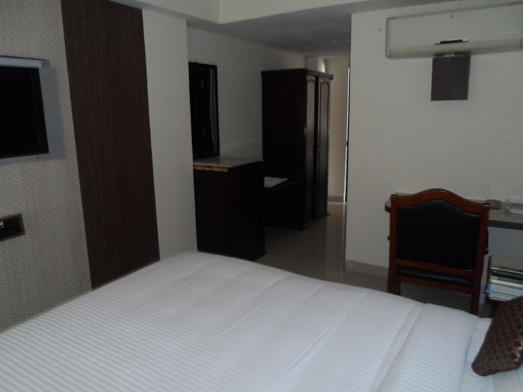 Capital O Hotel Central Park Near Birla Mandir Hyderabad Exterior photo