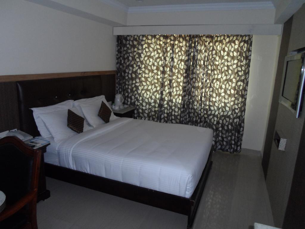 Capital O Hotel Central Park Near Birla Mandir Hyderabad Exterior photo
