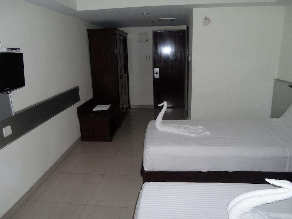 Capital O Hotel Central Park Near Birla Mandir Hyderabad Exterior photo